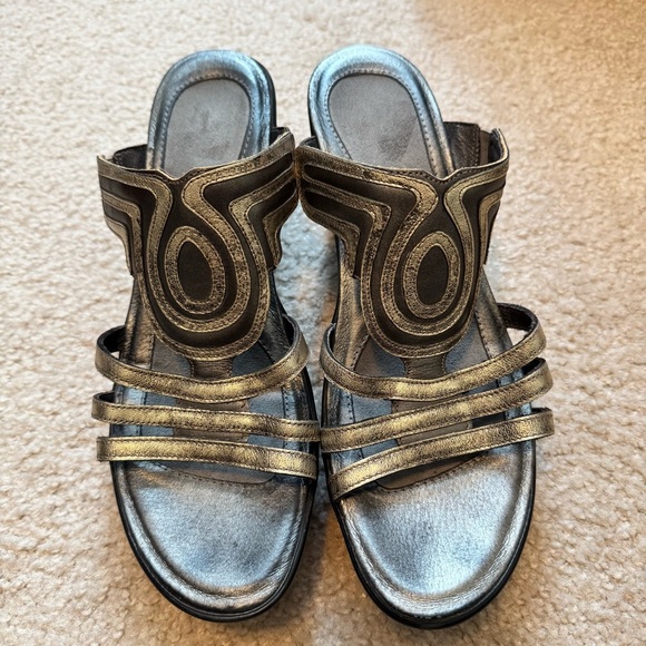 Naot Womens Gray Metallic Wedge T-Strap Sandals - Picture 2 of 6